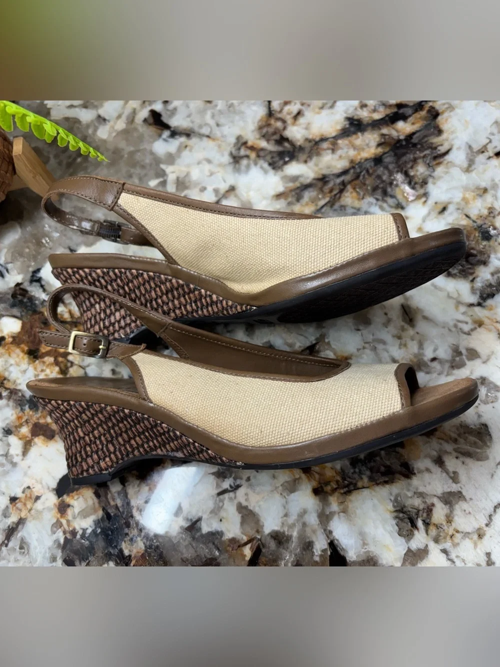 AEROSOLES lightweight canvas